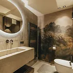 The Black Eagle Luxury 公寓式酒店
