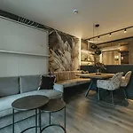 The Black Eagle Luxury 公寓式酒店