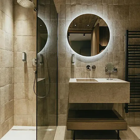 Ξενοδοχείο με διαμερίσματα The Black Eagle Luxury