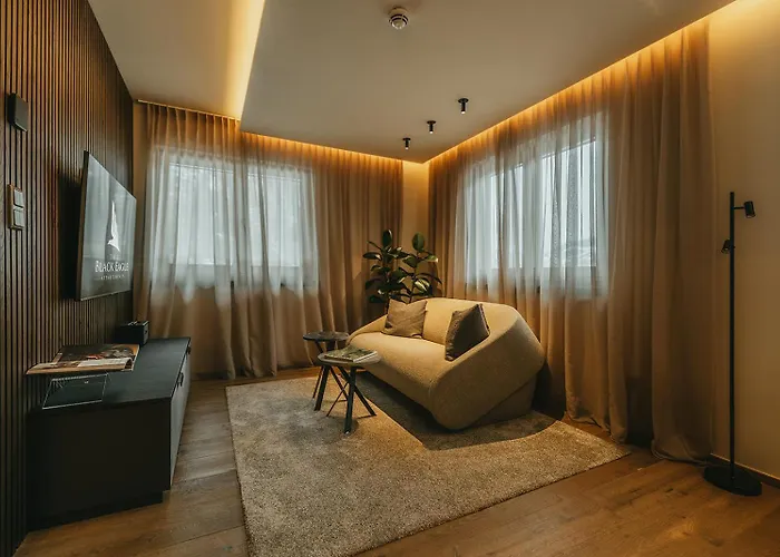 The Black Eagle Luxury アパートホテル